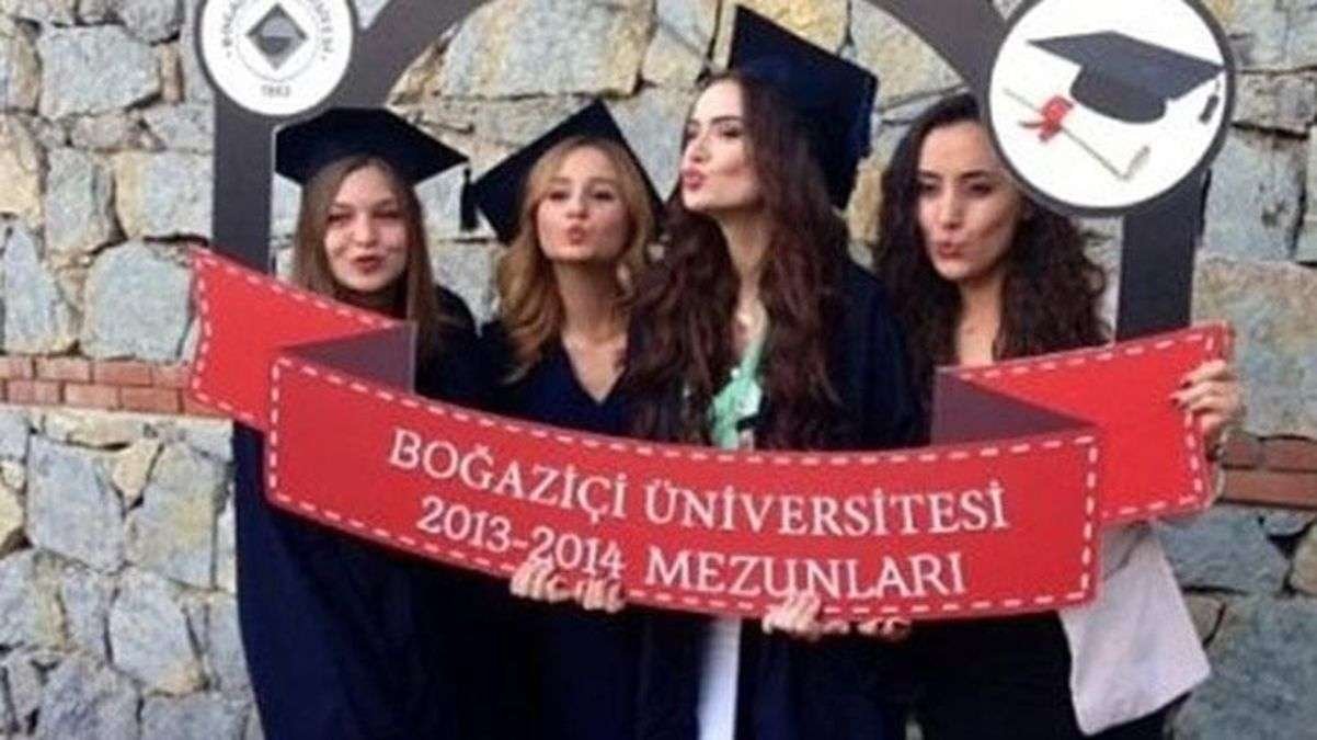 Fahriye Evcen’in arkadaşları tarafından boş bırakılan üniversite yıllığı yeniden gündem oldu