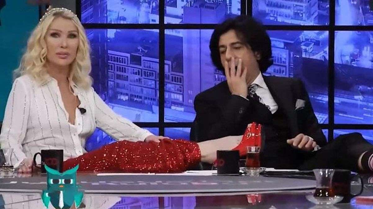 Seda Sayan, çorap giymediğini göstermek için canlı yayında bacağını masaya uzattı
