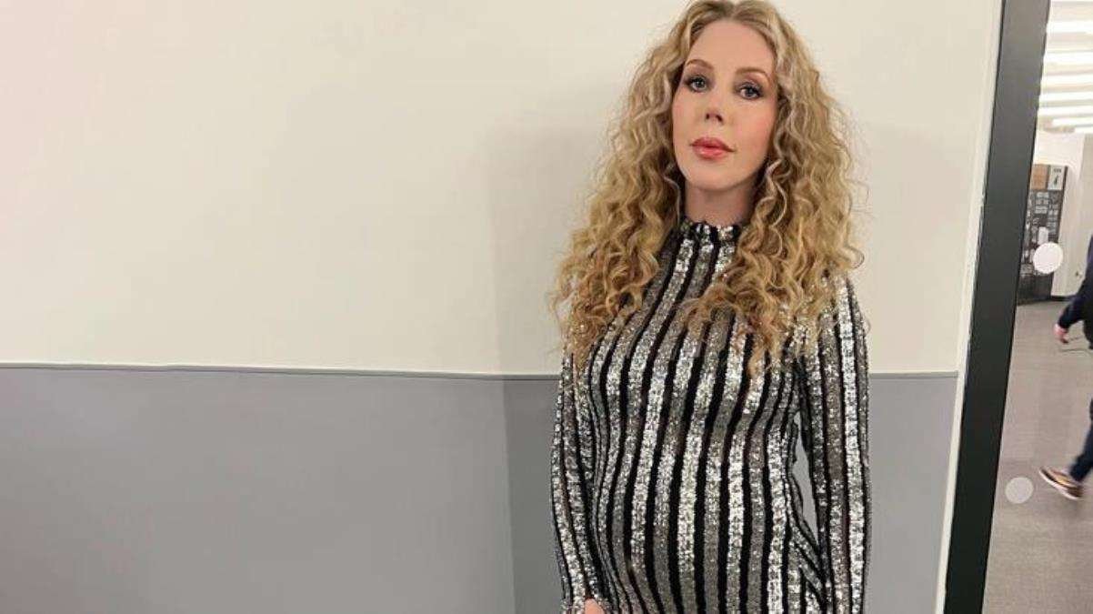 Üçüncü bebeğine hamile olan ünlü komedyen Katherine Ryan duşta verdiği pozunu paylaştı