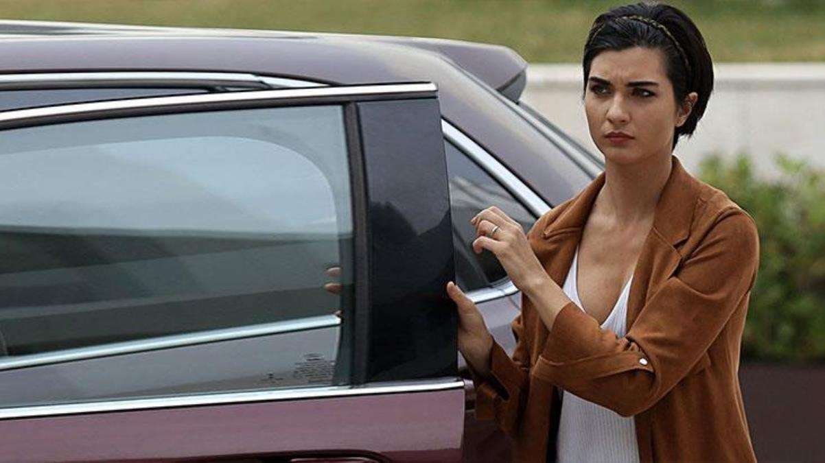 Ünlü oyuncu Tuba Büyüküstün, çocuklarıyla birlikte Türkiye’den ayrıldı! Başka ülkede yaşayacak
